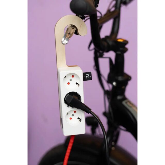 Power ans Bike, an die Wand, ins Regal - da, wo du gerade Strom brauchst! Der Stromer in der Mini Version kann gelegt, gehängt oder magnetisch angehaftet werden! 

Für Freund✴️innen von flexiblen Stromlösungen ⚡

#stromer #mini #strom #power # ebike #charger #powerstrip
#precioustrash

✨📸 by @studiowootwoot ❤️