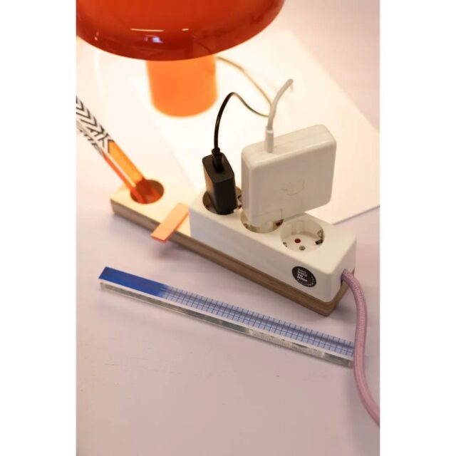 Powervolles Schreibtischaccessoire - Stromer Mini ❤️

#stromamarbeitsplatz #magicmagnetic #steckerleiste #textilkabel #precioustrash 

📸✨ @studiowootwoot !!